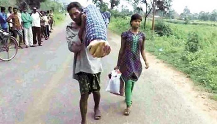 ओडिशाः पत्नी के शव को कंधे पर लादकर 10 किमी तक पैदल चला दाना माझी