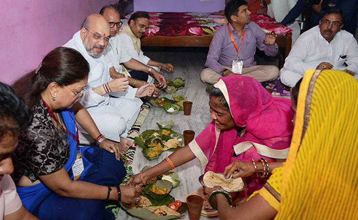 भाजपा की दलित राजनीतिः अमित शाह ने दलित के घर किया भोजन