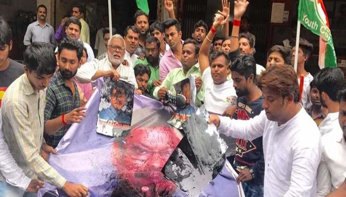 स्कूली किताब में राजीव गांधी को बताया भ्रष्टाचारी