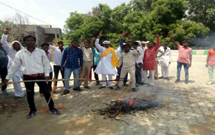 अमित शाह पर भड़के दलित समाज ने फूंका शाह का पुतला