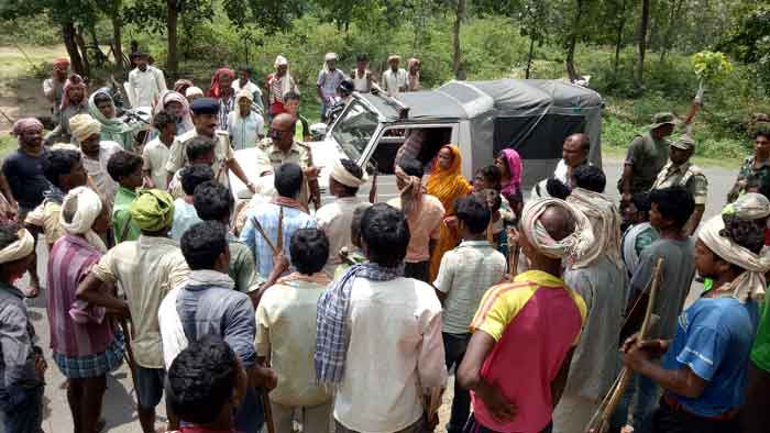 आदिवासी महिला से सामूहिक दुष्कर्म, तीर-धनुष लेकर सड़क पर उतरे लोग