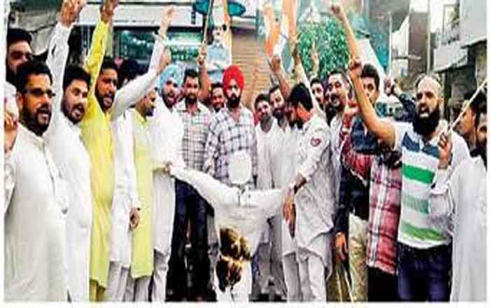दलितों की जमीन पर कब्जा करने के बाद लगाया चोरी का आरोप, विरोध-प्रदर्शन