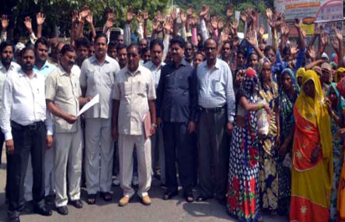पुलिस के डर से 120 दलित परिवारों ने किया पलायन