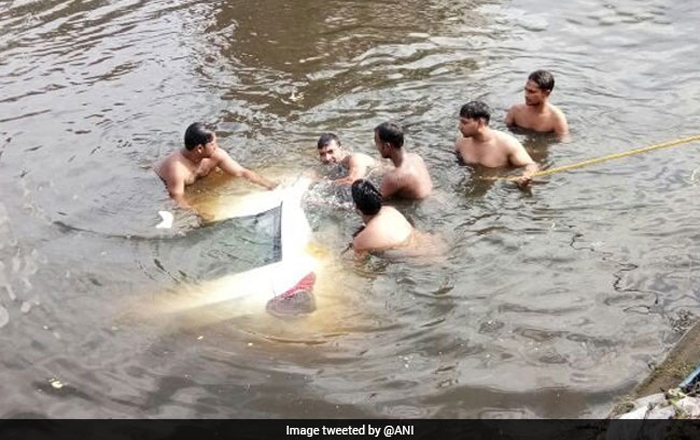 दिल्ली के गाजीपुर में कूड़े का पहाड़ धंसा, कई गाड़ियां चपेट में