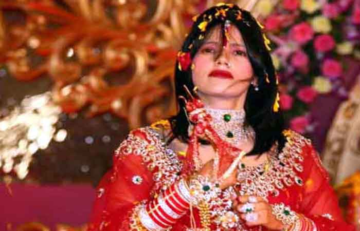 राधे मां पर लगा जबरदस्ती शारीरिक संबंध बनाने का आरोप