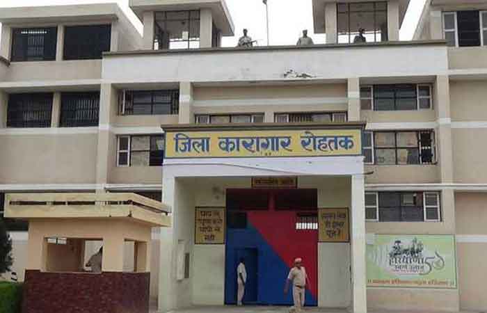 बलात्कारी बाबा के कारण परेशान कैदियों ने जेल में की हड़ताल