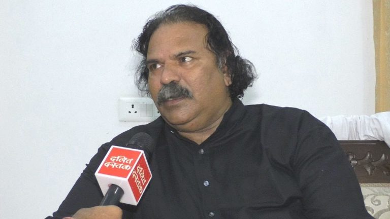 वर्तमान व्यवस्था को चुनौती देता गीत.. ये हिटलर के साथी…