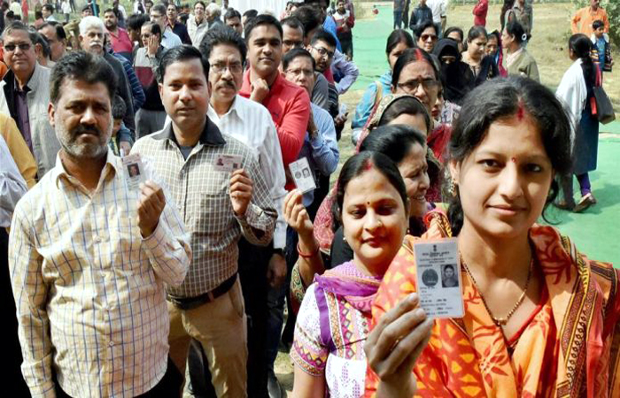 यूपी निकाय चुनावः कई बूथों पर ईवीएम हुआ खराब, मतदाताओं ने किया प्रदर्शन