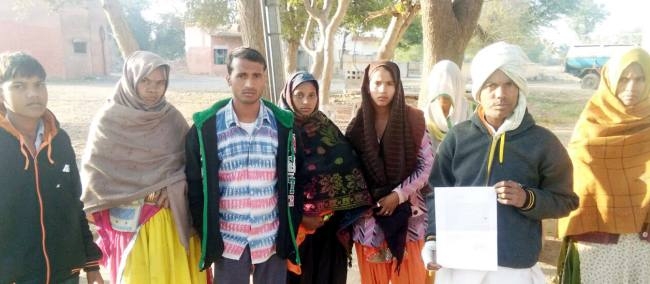 दलित परिवार को धर्म ना बदलने पर जान से मारने की धमकी