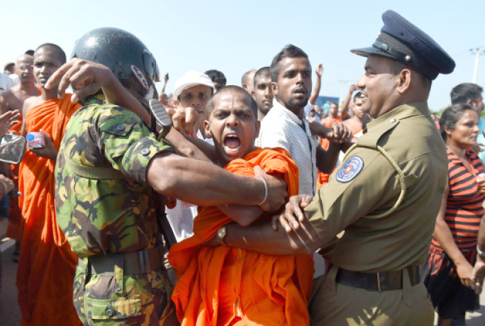 मुस्लिम और बौद्ध अनुयायियों के बीच हिंसा के बाद श्रीलंका में 10 दिनों का आपातकाल