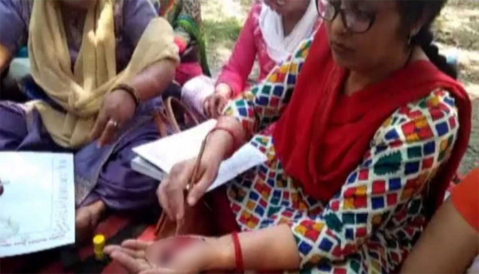 यूपी के शिक्षकों ने खून से लिखी सीएम योगी को चिट्ठी