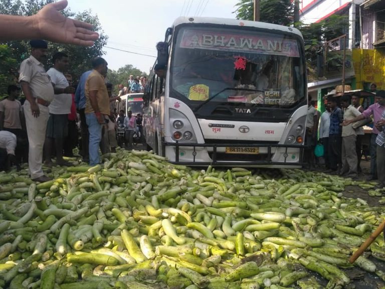बिहार में किसान बेहाल, लौकी फेंक किया सड़क जाम
