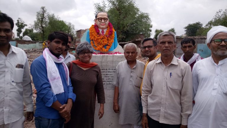 बाबासाहेब की प्रतिमा टूटने पर अम्बेडकरवादियों ने किया बवाल