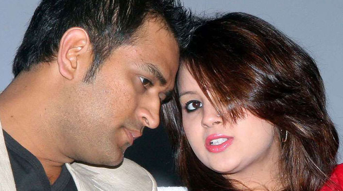 धोनी की पत्नी रखना चाहती हैं पिस्टल