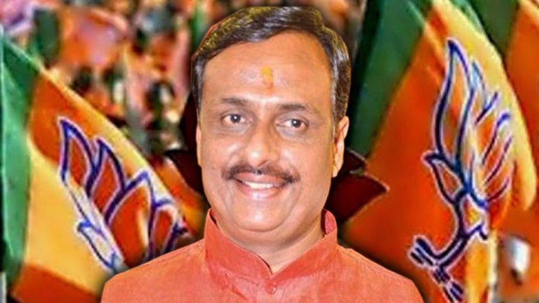 बीजेपी यूपी अध्यक्ष ने डिप्टी सीएम के सामने कहा चोर