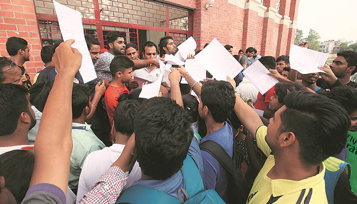 DU में तीन गुना फीस वृद्धि पर छात्र संगठनों का विरोध