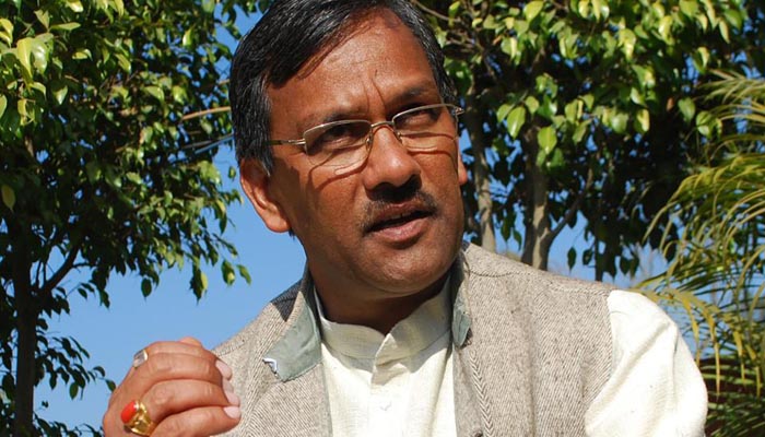 उत्तराखंड CM को एक और महिला मारने दौड़ी