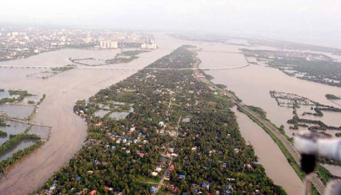 केरल में बाढ़ से 50 के करीब मौत, हजारों बेघर