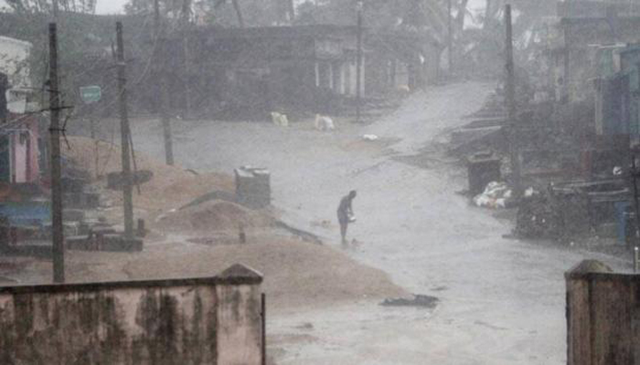 ओडिशा-आंध्र में चक्रवात कहर, मछुआरों की नाव पलटी, एक की मौत
