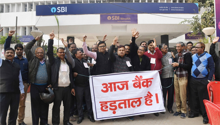 10 लाख कर्मचारी हड़ताल पर, हफ्ते भर में एक ही बार खुल पाए बैंक