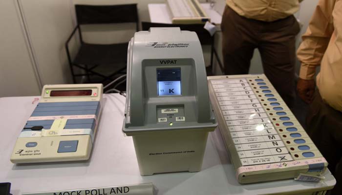 रामपुर में 300 से ज्यादा EVM खराब होने पर भड़के अखिलेश यादव