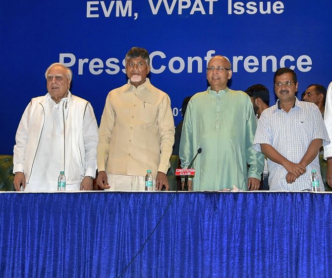 EVM में VVPAT को लेकर विपक्ष को सुप्रीम कोर्ट का झटका