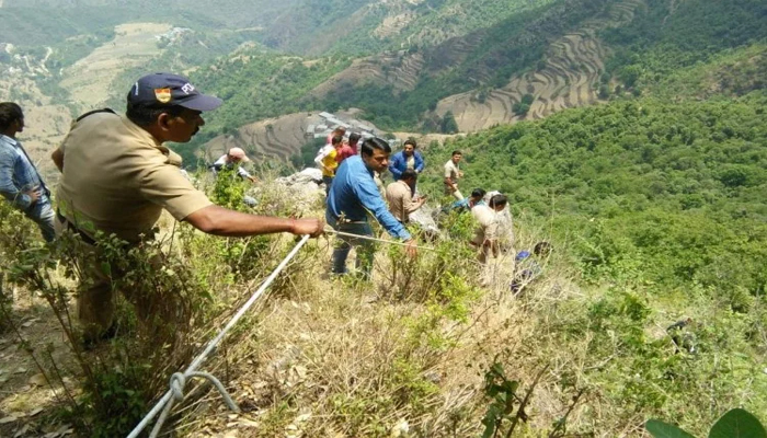 कैम्पटी जा रही पर्यटकों की कार खाई में गिरी, बच्चे सहित चार की मौत