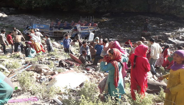 गहरी खाई में गिरी मिनी बस, 35 लोगों की मौत