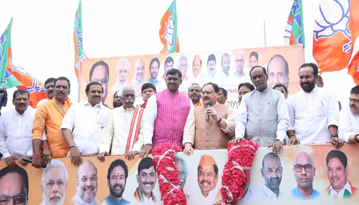 तेलंगाना में टीडीपी को बड़ा झटका, 60 बड़े नेताओं ने थामा बीजेपी का दामन