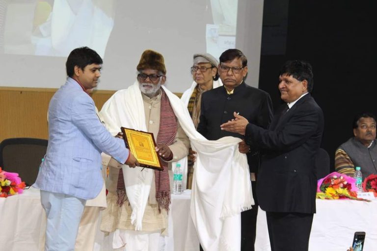 दयानाथ निगमः जिनका झोला ही उनके कार्यालय का पता था