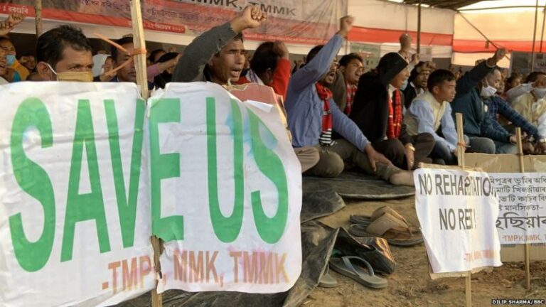 असम में कड़ाके की ठंड में मिसिंग जनजाति के लोग क्यों दे रहे हैं धरना