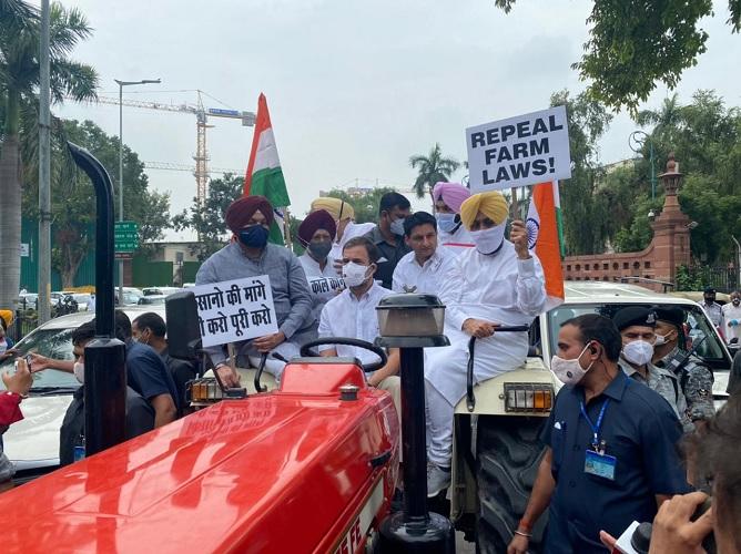 किसानों के समर्थन में ट्रैक्टर से संसद पहुंचे राहुल गांधी