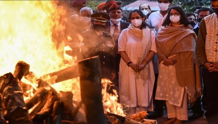 पंचतत्व में विलीन हुए सीडीएस बिपिन रावत, दोनों बेटियों ने दी मुखाग्नि