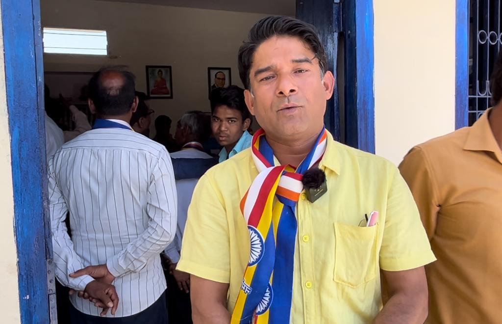लाइब्रेरी के लिए इनवर्टर दान करने वाले डॉ. जयंत कुमार
