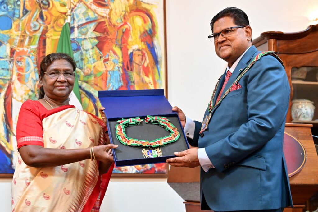 सूरीनाम के राष्ट्रपति से सूरीनाम का सूरीनाम का सर्वोच्च नागरिक पुरस्कार "ग्रैंड ऑर्डर ऑफ द चेन ऑफ द येलो स्टार" ग्रहण करती भारत की राष्ट्रपति द्रौपदी मुर्मू