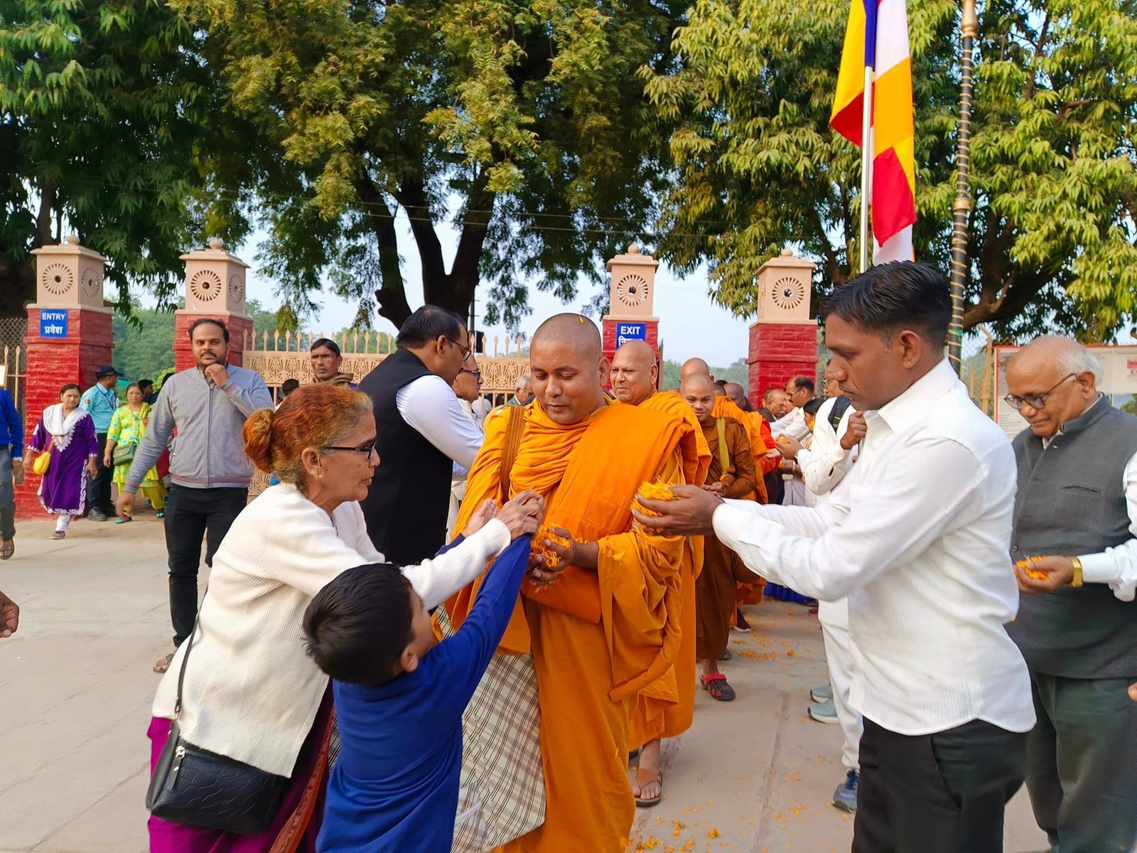 सारनाथ से लुम्बिनी की धम्म यात्रा पर निकले भंते चंदिमा सहित सैकड़ों ...