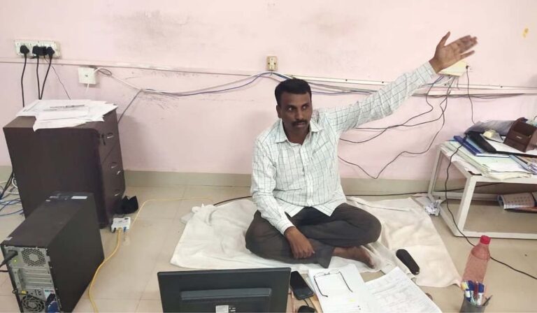 यूनिवर्सिटी ने दलित प्रोफेसर की कुर्सी छीनी, नीचे बैठकर जताया विरोध