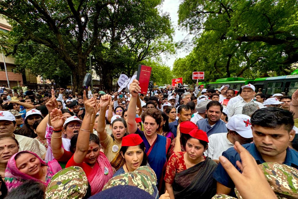 वोट चोरी के खिलाफ विपक्ष का हल्ला बोल, 300 के करीब सांसद 11 अगस्त को दिल्ली की सड़कों पर उतरे