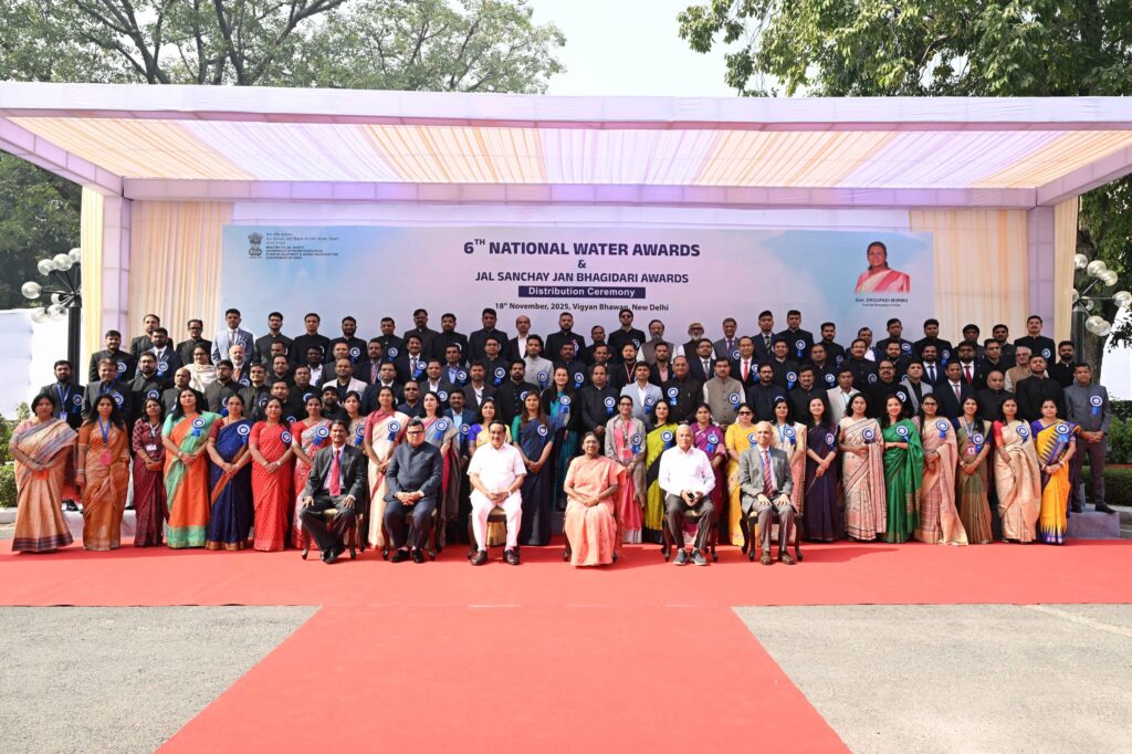 विज्ञान भवन में आयोजित कार्यमक्रम में राष्ट्रपति द्रौपदी मुर्मू के पीछे खड़ी टीना डाबी