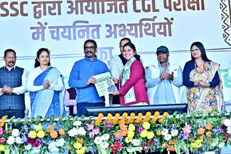 JSSC CGL: लंबी लड़ाई के बाद 1,910 युवाओं को मिली सरकारी नौकरी, हेमंत सोरेन ने दिया नियुक्ति पत्र