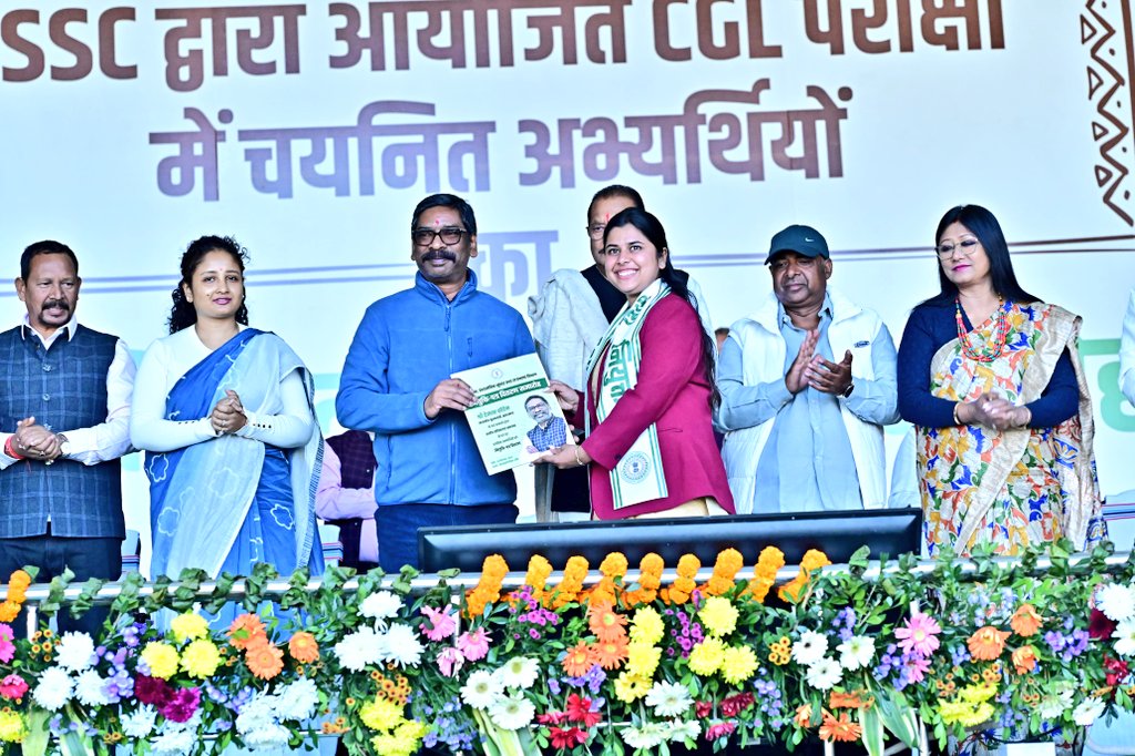 झारखंड में रांची में JSSC CGL अभ्यर्थियों को नियुक्ति पत्र देते मुख्यमंत्री हेमंत सोरेन