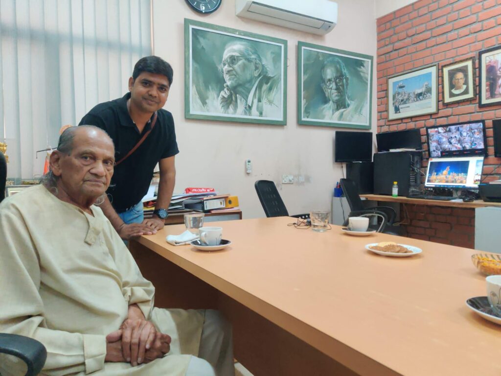 प्रख्यात शिल्पार राम सुतार जी के साथ दलित दस्तक के संपादक अशोक दास