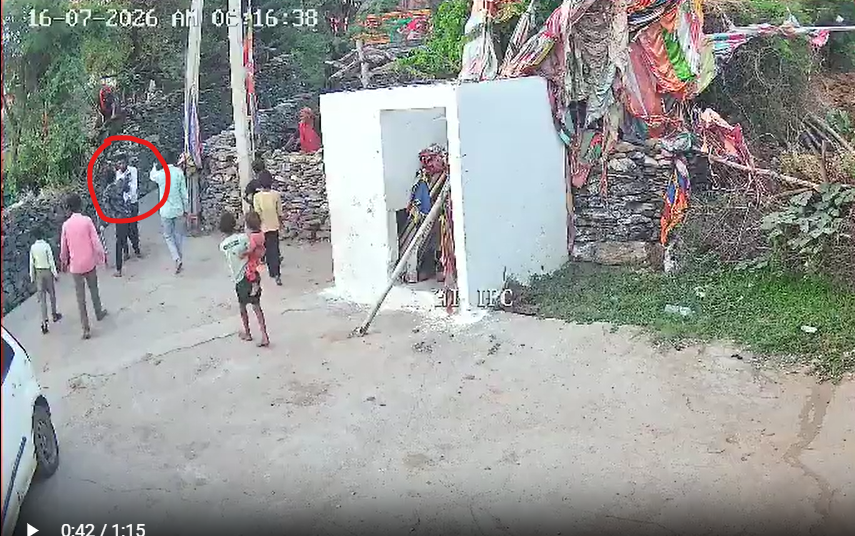 भीलवाड़ा जिले के बराणा गांव में दलित पुजारी विष्णु कुमार बलाई पर हमला करते मनुवादी