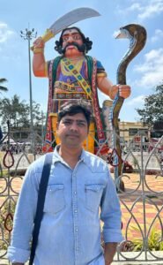 मैसूर के पास चामुंडी हिल्स में महिषासुर की प्रतिमा के साथ दलित दस्तक के संपादक अशोक दास मैसूर के पास चामुंडी हिल्स में महिषासुर की प्रतिमा के साथ दलित दस्तक के संपादक अशोक दास