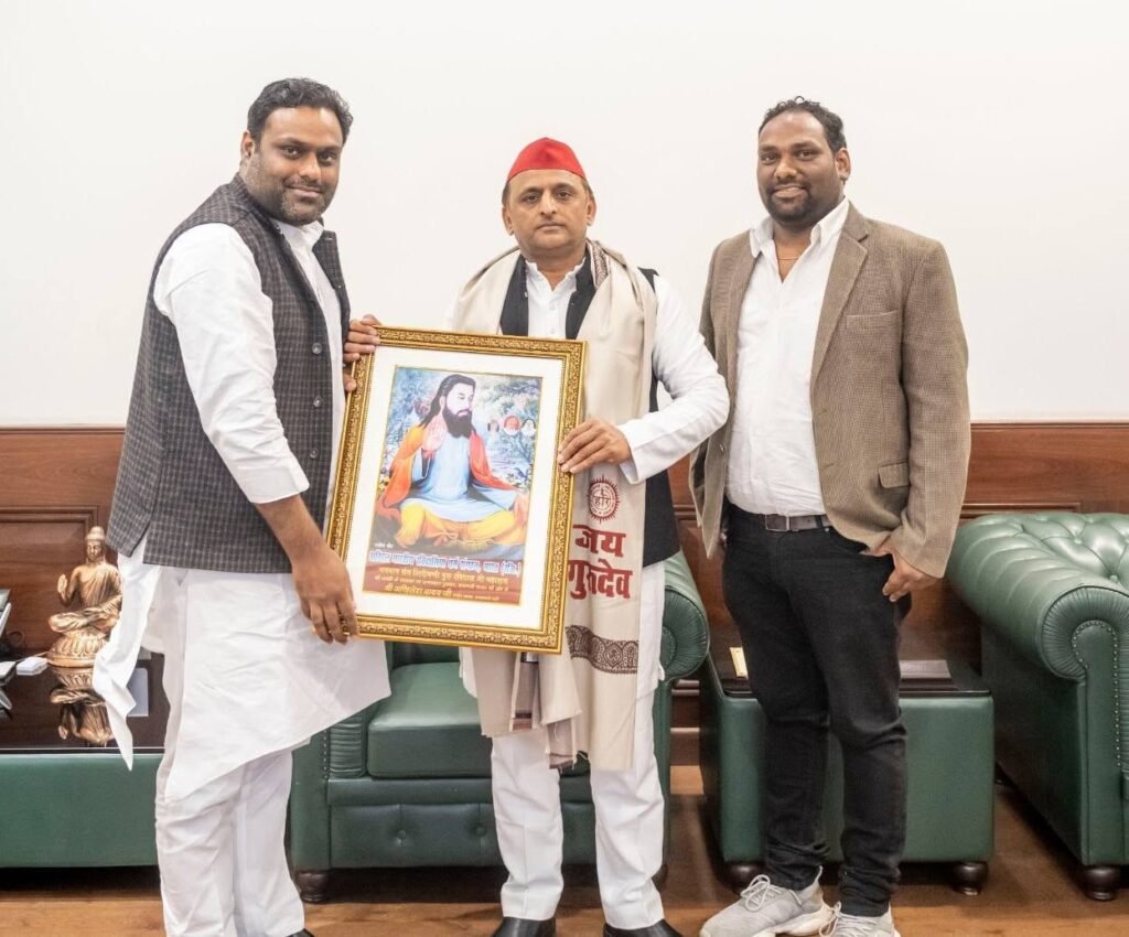 सपा प्रमुख अखिलेश यादव को सतगुरु रविदास महाराज का चित्र भेंट करते सपा के एससी विभाग के राष्ट्रीय अध्यक्ष राहुल भारती (फाइल फोटो)