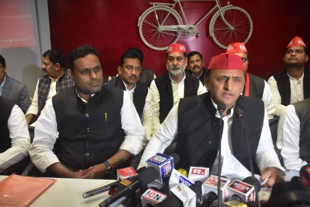सपा प्रमुख अखिलेश यादव के साथ सपा के एससी विभाग के राष्ट्रीय अध्यक्ष राहुल भारती (फाइल फोटो)