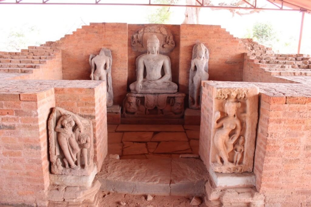 सिरपुर में जमीन से निकली तथागत बुद्ध की प्रतिमा और पूरी संरचना सिरपुर में जमीन से निकली तथागत बुद्ध की प्रतिमा और पूरी संरचना