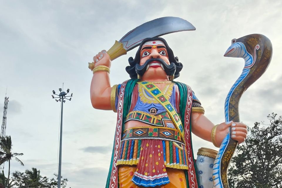 मैसूर के पास चामुंडी हिल्स में महिषासुर और नंदी की प्रतिमा